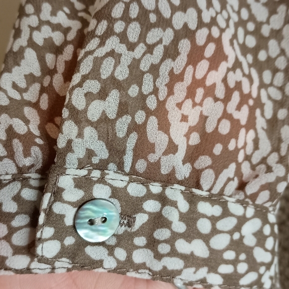 2/$30 CHICO'S Mobwife Lightweight Brown and White Patterned Blouse(#1,007) - Picture 4 of 9